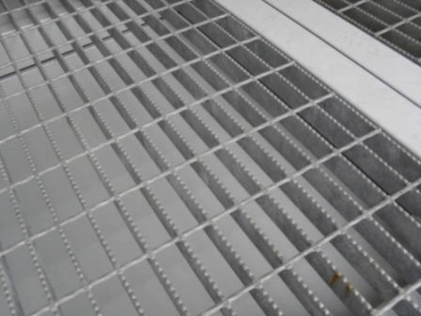 628-8ft-open-mesh-floor-2-600x450-1 20Ft X 8Ft Open Mesh Floor Bunded Store
