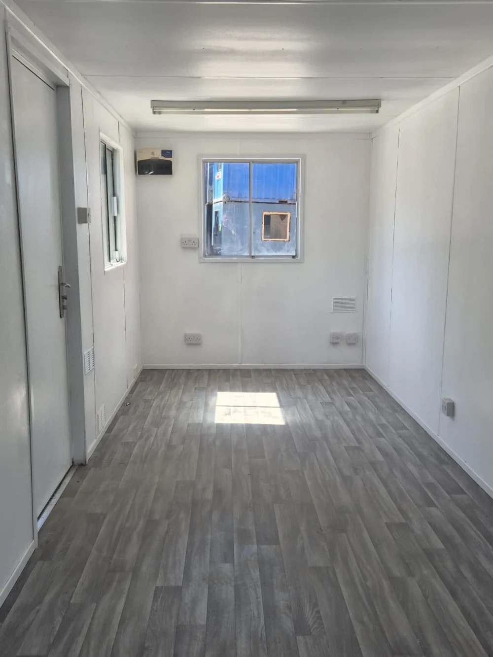 20 x 8 AV Open plan office green